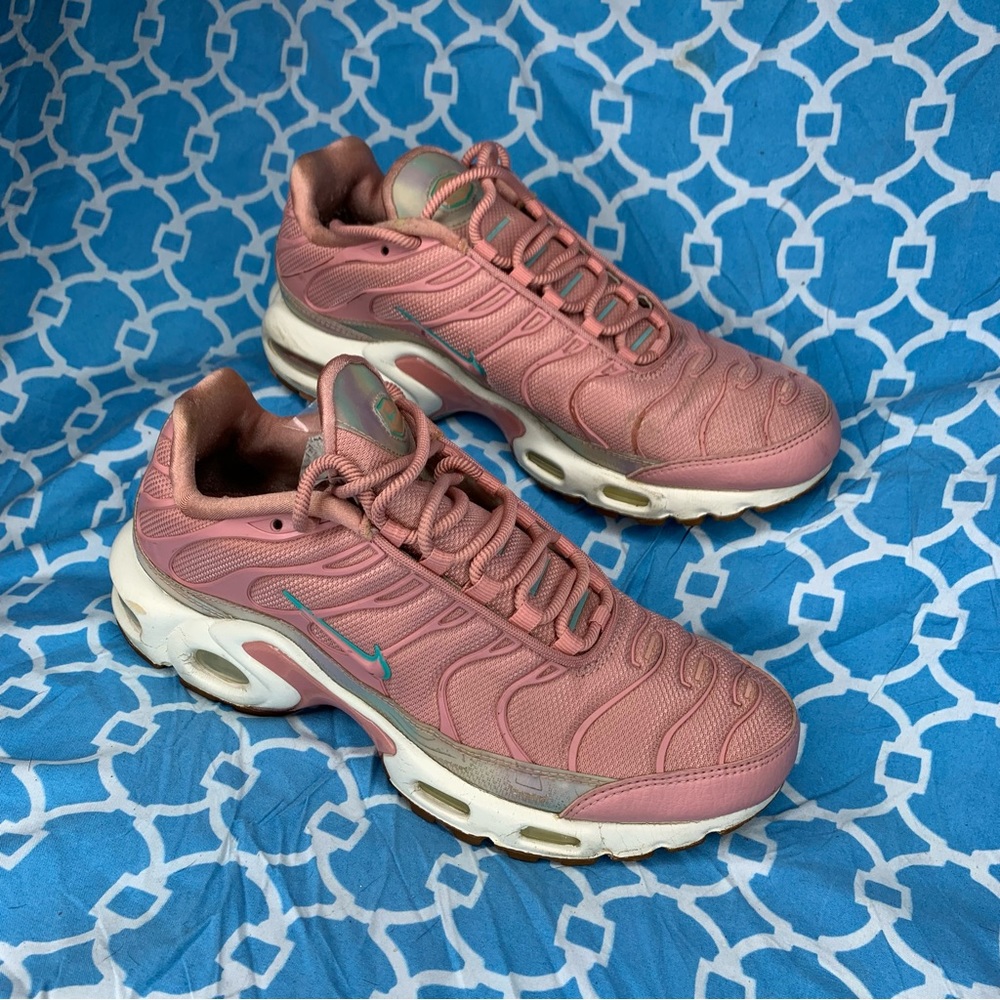 Nike Women’s size 8.5 Air Max Plus SE Red stardust soft pink iridescent wmsn run